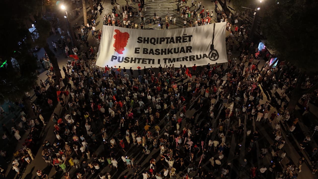 Protesta hyn në ditën e 64-t, qytetarët vijojnë qëndresën! Mblidhen sërish sot në shesh për largimin e kryeministrit Rama