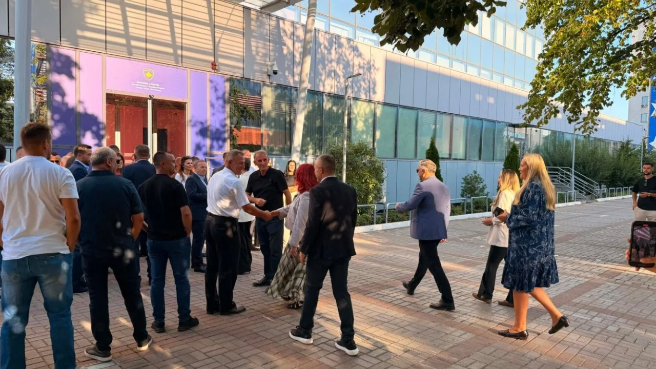 Kosova në krizë politike/ PDK bllokon hyrjen e godinës së Qeverisë së Kosovës, protestës i bashkohet edhe Aleanca