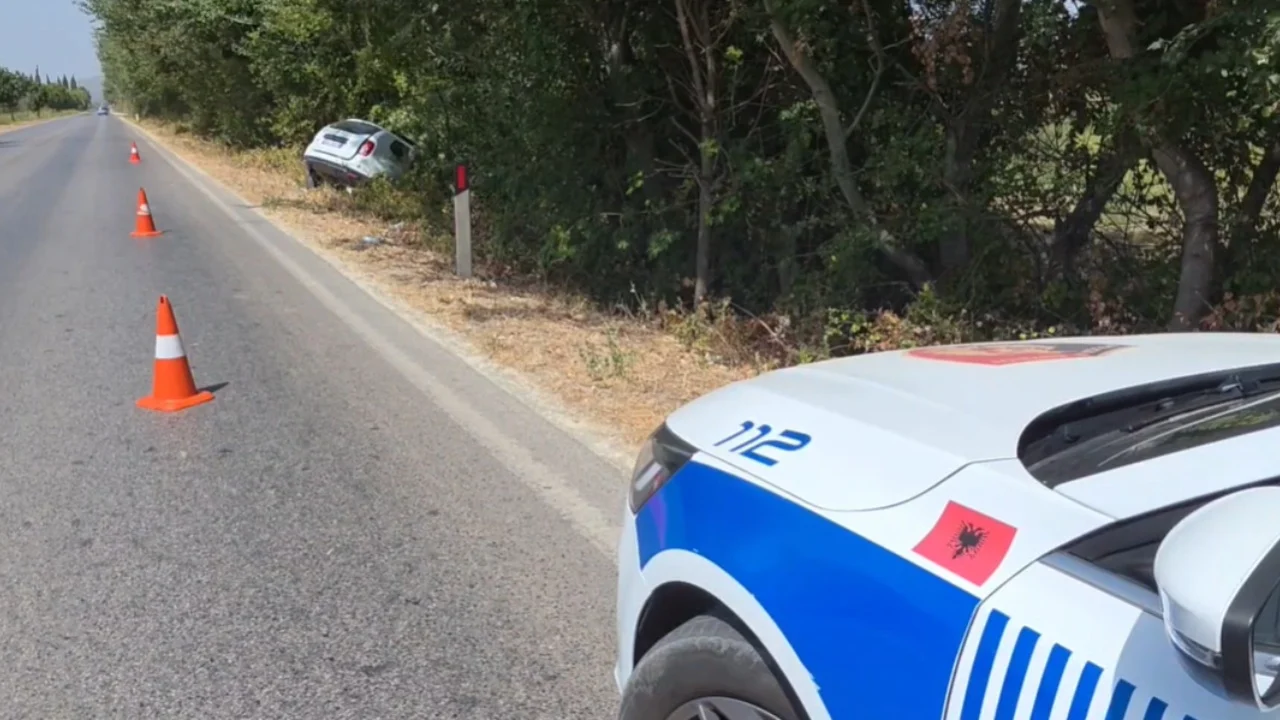 Makina del nga rruga, plagoset 32-vjeçari i huaj, ndërhyn zjarrfikësja për ta nxjerrë nga mjeti
