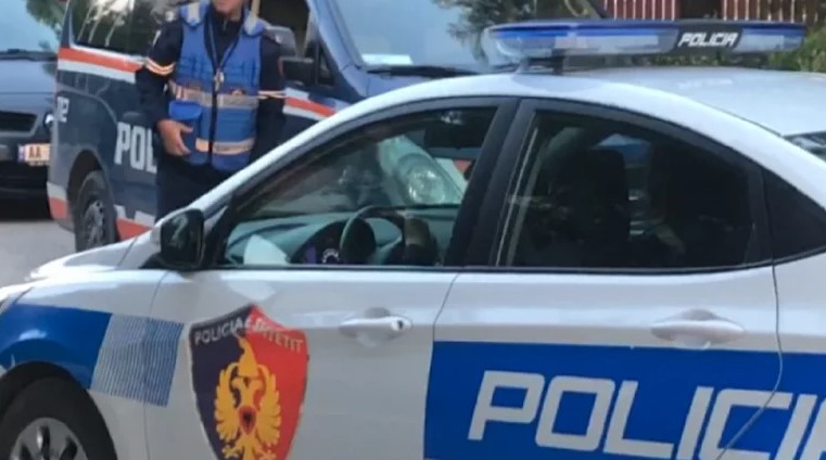 I riu humb kontrollin e mjetit dhe përplaset me makinën e Policisë, dy efektivë përfundojnë në spital