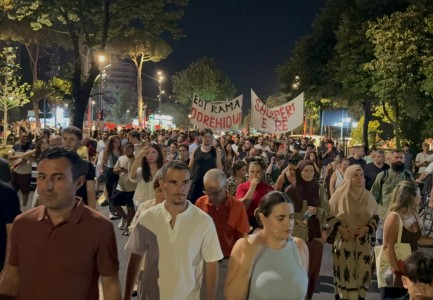“Nesër më shumë!”/ Mbyllet protesta e 72-të para Kryeministrisë, qytetarët paralajmërojnë vijimin e qëndresës