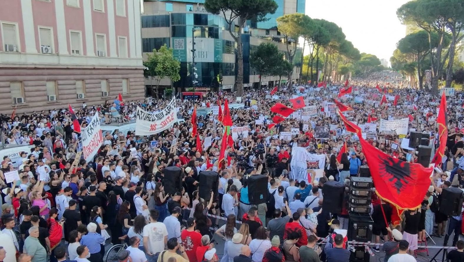 Protesta e 64-të kundër qeverisë, qytetarët marshojnë masivisht drejt Kryeministrisë