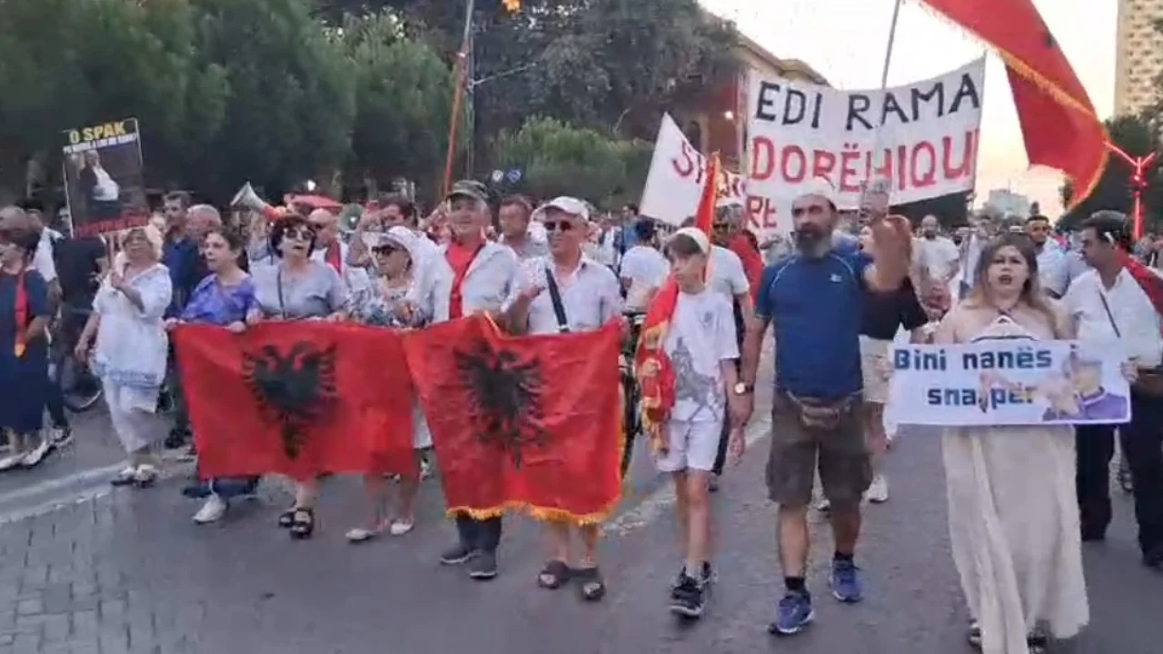 Dita e 66-të e tubimit/ Protestuesit kërkojnë Qeveri teknike, nisin fjalimet para Kryeministrisë