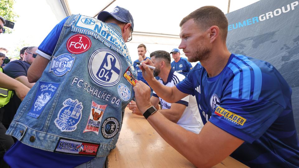Rikthimi i Schalke në Bundesligë pas 3 vitesh, radhë për bileta dhe 40 mijë fanella të shitura për 2 orë