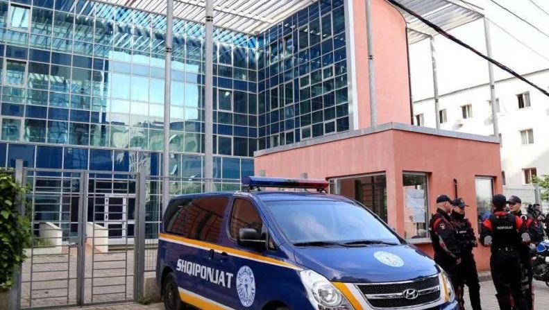 “Shpërthen pas dy orësh. Ju të pafe do të copëtoheni”- Alarm për bombë në disa institucione të vendit, zbardhet e-mail-i kërcënues