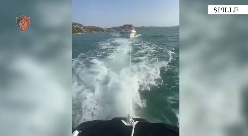 Skafi me 8 persona rrezikonte të fundosej në Spille, shpëtohen nga policia (VIDEO)