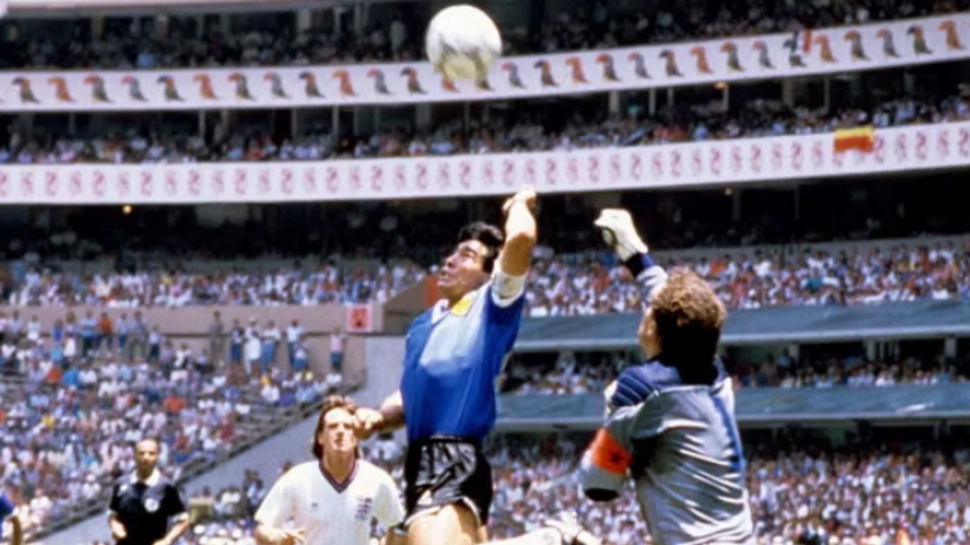 Topi i “Dorës së Zotit”golit të famshëm të Maradonës, shitet rreth 3 milionë euro