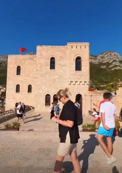 Kryeministri Rama publikon pamje nga Kruja: Atmosferë turistësh në muzeun “Gjergj Kastrioti Skënderbeu”