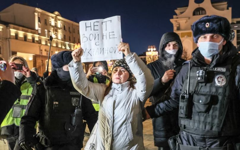“Vdekje civile”/ Analiza: Kremlini me ligj të ri kundër rusëve në mërgim