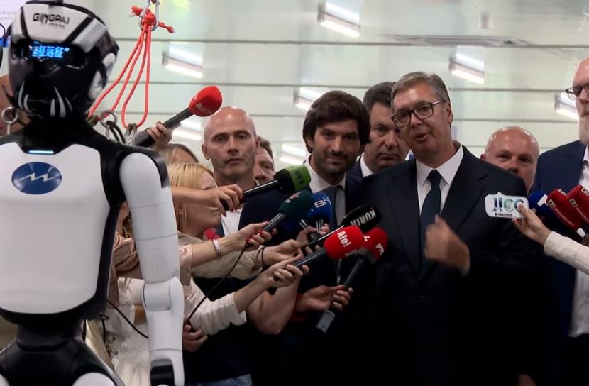 Vuçiç: Robotët kinezë së shpejti në ushtrinë serbe