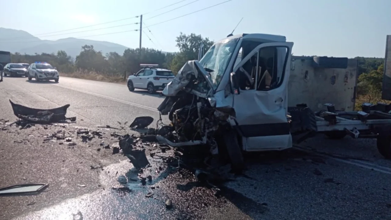 Aksident fatal në Greqi/ Makina përplaset me kamionin, humbin jetën nënë e bir nga Shqipëria