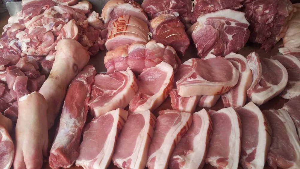 Rreth 16 milionë kg mish derri nga Brazili, BE e ndaloi, Shqipëria vazhdon të importojë me shumicë