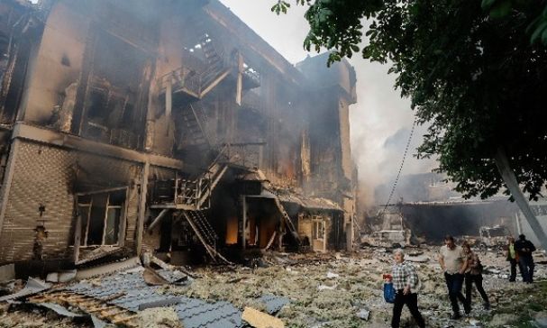 Rusia hedh në erë depon bujqësore në Ukrainë, tre të vdekur