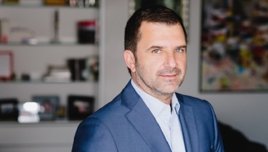 Gysi, Bela, Lali, Klodi si maska të një njeriu të vetëm