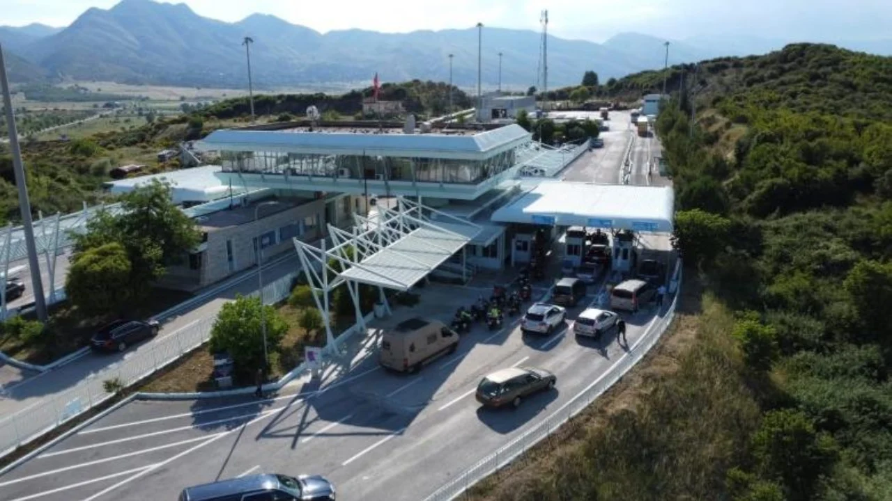 Trafik nga Shqipëria drejt Greqisë, ndalohet shoferi dhe pasagjeri i furgonit, sekuestrohen rreth 90 kg drogë