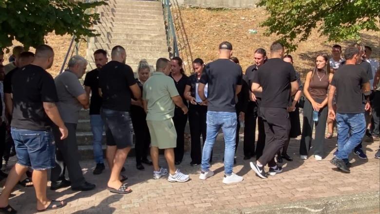 Dy burrat humbën jetën pasi i zuri korrenti, banorët në Vaun e Dejës protestojnë: Ambulanca erdhi për 1 orë e 30 minuta
