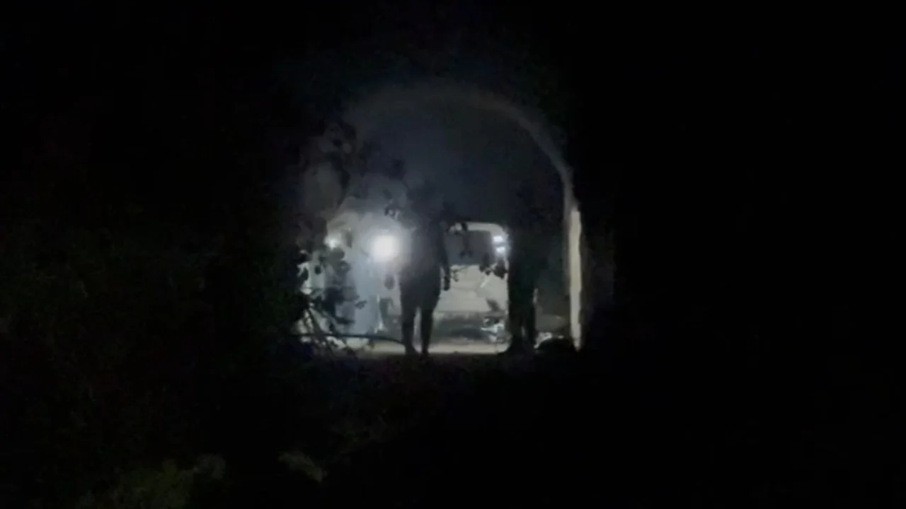 Fuoristrada e vjedhur gjendet e djegur në një tunel të vjetër ushtarak në Vlorë! Dyshohet se është përdorur në veprimtari të paligjshme 
