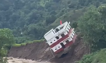 Pamje të frikshme nga Nepali! Momenti kur një shtëpi shembet nga shirat e rrëmbyeshëm. 14 persona humbin jetën nga pasojat e motit ekstrem