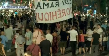 Mbyllen fjalimet te Kryeministria/ Protestuesit nisin marshimin masiv në bulevard
