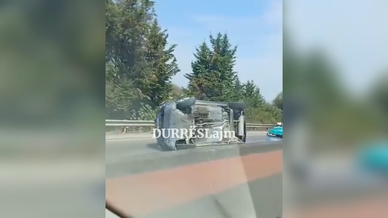 Aksident në Durrës, automjeti përmbyset në mes të autostradës