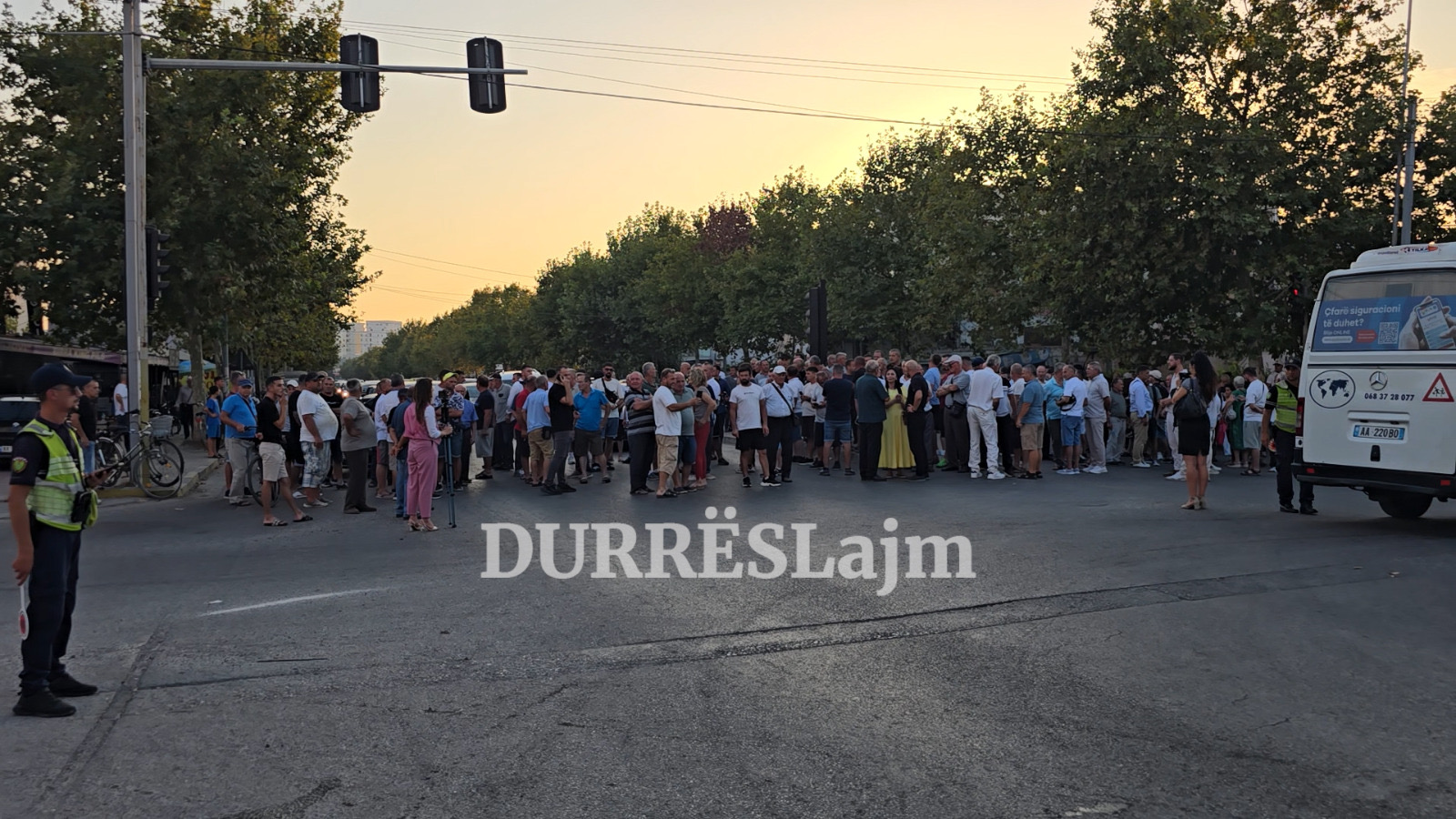 Bllokuan rrugën në shenjë proteste, çfarë kërkojnë banorët e Durrësit të ri (Video)