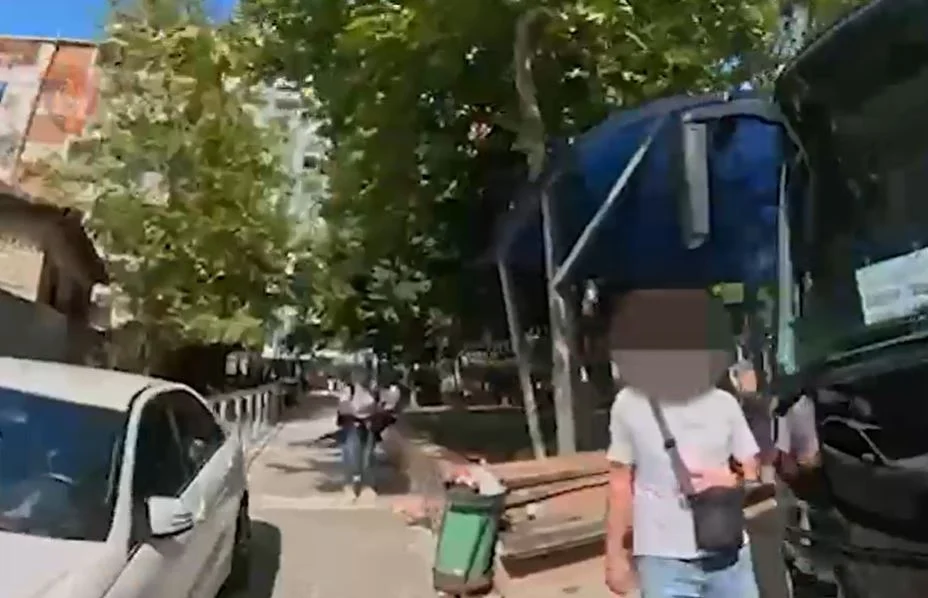 Mashtruan 64-vjeçarin në Tiranë me kredencialet e një të njohuri të tij, kapen në flagrancë 2 autorët, po merrnin 100 000 euro