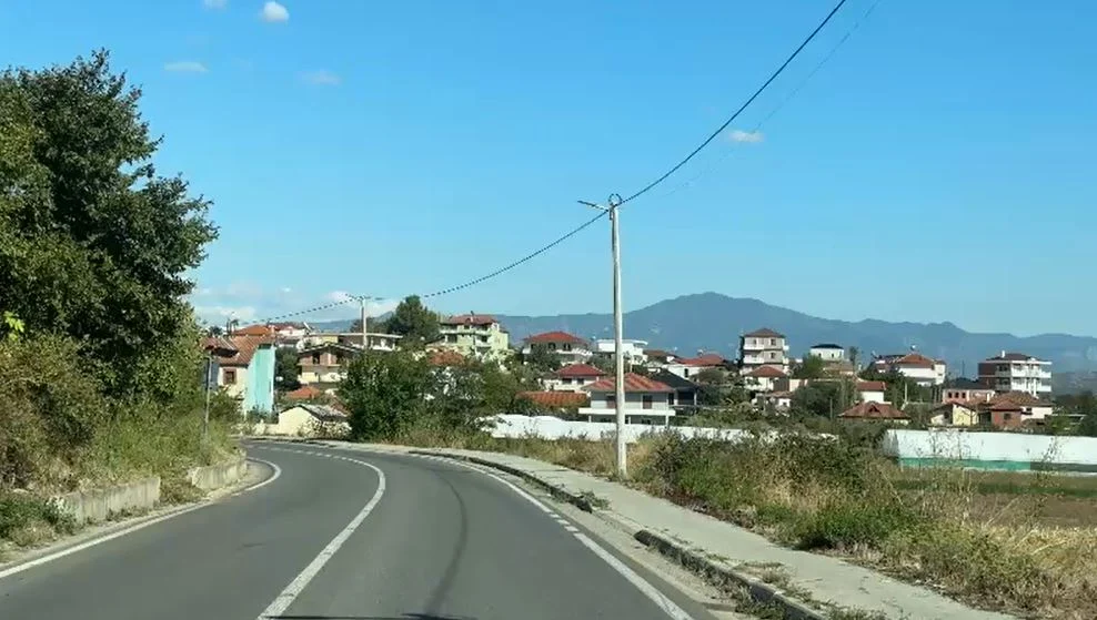 Motoçikleta përplas nxënësen 14-vjeçare në Cërrik, dyshohet se ishte me shpejtësi