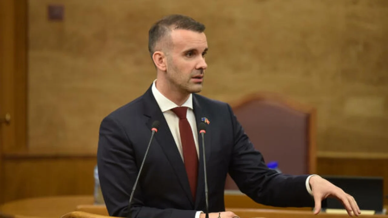 Qeveria e Malit të Zi shpall modelin e ri të pagave, rroga minimale deri në 1400 euro dhe pensioni minimal mbi 500 euro