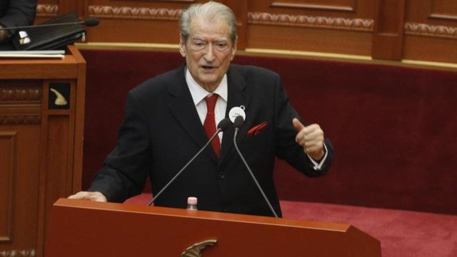 Berisha në Kuvend: Jeni bërë ushtarë të Padronit dhe Yeffet-it, po i jepni paratë kompanisë së Edi Ramës