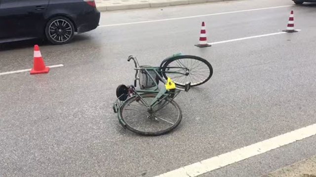 Audi përplas të moshuarin, 70-vjeçari ndërron jetë rrugës për në spital
