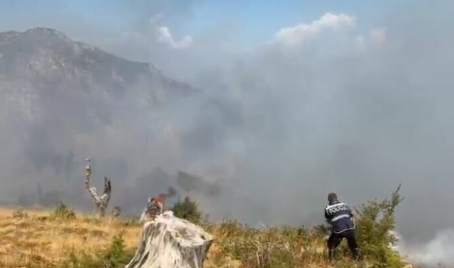 Vatra e zjarrit në Lundër bëhet kritike, nis ndërhyrja nga ajri, flakët rrezikojnë banesat
