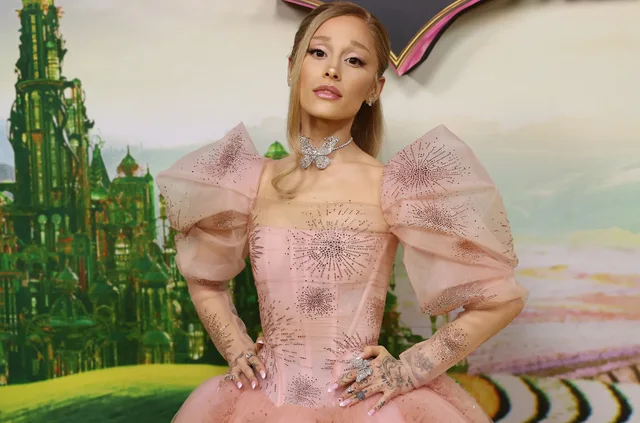 “Jam duke u shëruar”/ Ariana Grande zbulon se do të vazhdojë performancat e mbetura në Londër pas incidentit të fundit në “Eternal Sunshine”