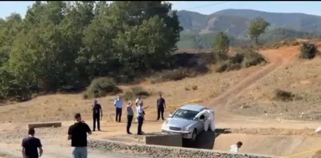 Pamje nga makina e të ekzekutuarit Viktor Bardhi, breshëri plumbash në pjesën e përparme