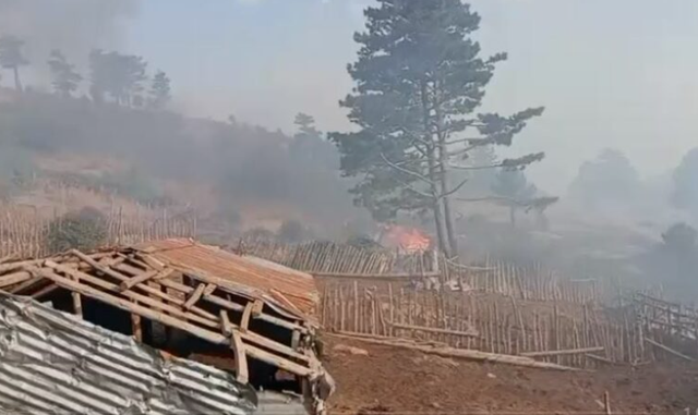 Avancon zjarri në Ulëz/ Flakët i drejtohet luginës së Shkopetit, kërkohet ndërhyrje nga ajri