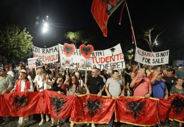 Protesta e 99-të kundër qeverisë dhe kryeministrit, qytetarët nisin marshimin në Tiranë: Rama jep dorëheqjen!