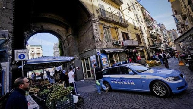 Tentoi të arratisej me biçikletë dhe sulmoi policët, arrestohet shqiptari me 34 doza kokainë në Napoli