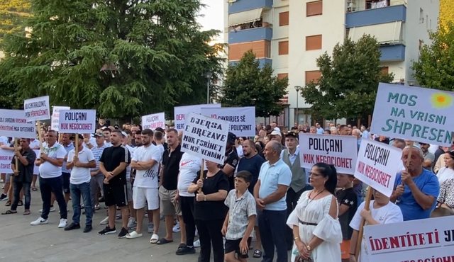 Protestat në Poliçan/ Dorëhiqet në bllok Këshilli Bashkiak, thirrje 15 bashkive për protestë para Parlamentit: Mos na shkrini