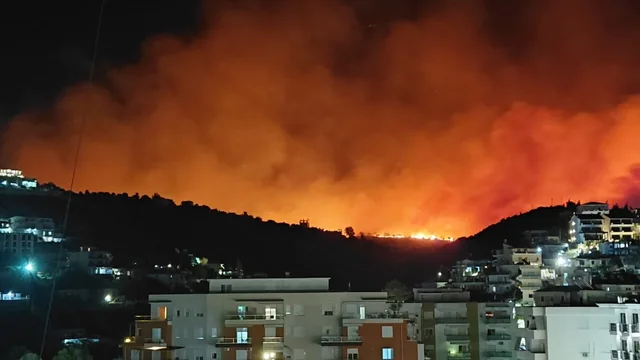 Himara në “Ferr”, nis evakuimi i disa banorëve, zjarri merr përmasa masive