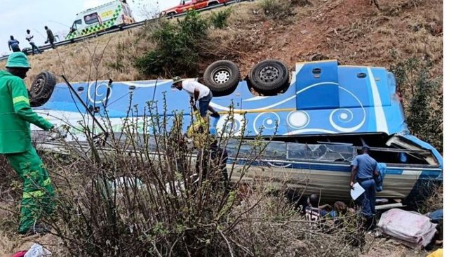 Autobusi bie në humnerë në Kepin e Gjelbër, 21 të vdekur dhe disa të plagosur