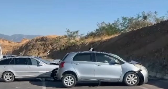Përplasen dy mjete në Pogradec-Korçë, plagosen dy vajza