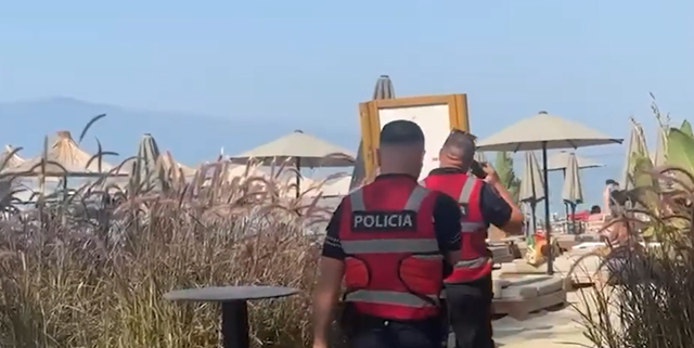 Sherr mes disa personave në një beach bar në Vlorë