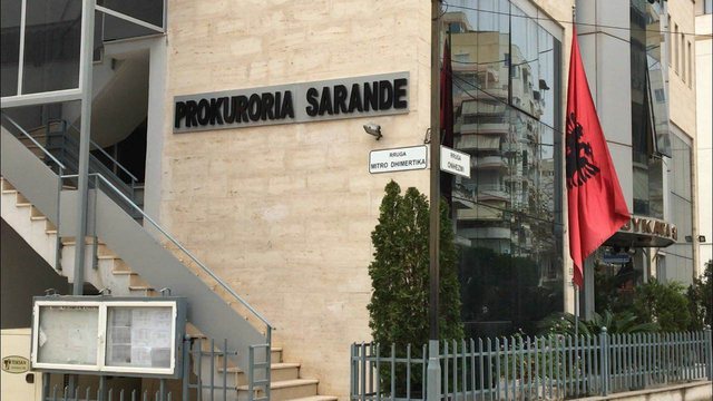 Shpërndanin lëndë narkotike në Srandë/ Gjykata e Sarandës lë në burg 20 persona, mes tyre dhe te huaj