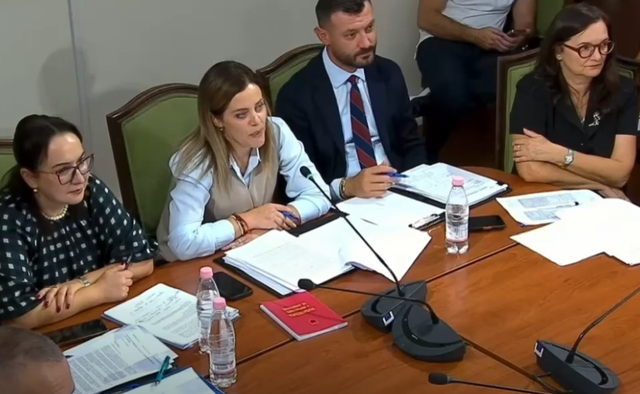 “Paga bruto e një magjistari”/ Gafat e njëpasnjëshme të deputetes socialiste: Mos e bëni kaq të madhe, është laps