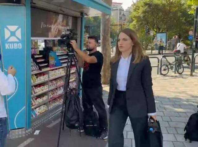 Protesta para Kuvendit/ Deputetët shkojnë me makina për të shmangur përplasjen me qytetarët, Marjana Koçeku zgjedh të shkojë në këmbë