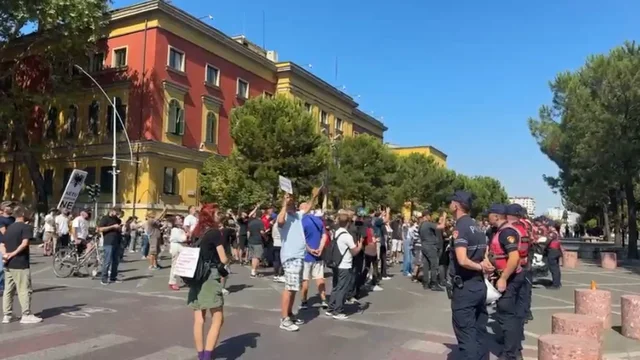 Tensione në protestën jashtë Kuvendit, qytetarët godasin me vezë efektivët e policisë