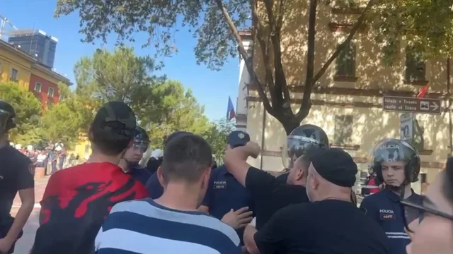 Tensione te Ministria e Brendshme, shoqërohet një protestues