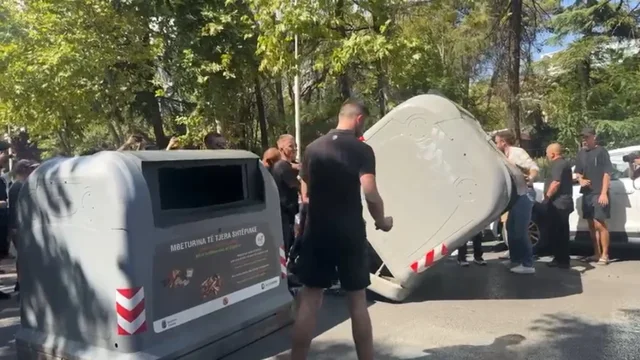 Vijojnë tensionet në protestë, qytetarët përmbysin kazanët e mbeturinave para selisë së PD
