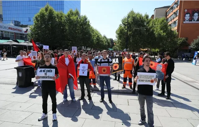 Haga dënoi me 81 vite burg në total ish-krerët e UÇK-së/ Studentët në Prishtinë nisin protestat, kërkojnë drejtësi: MARRE