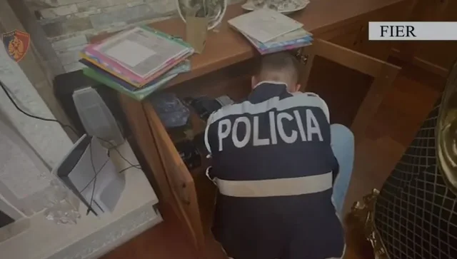 Akuzat për falsifikim të dokumenteve dhe përfitim i padrejtë i pronave, tjetër masë për ish-drejtorin e Kadastrës Fier e dy të tjerë