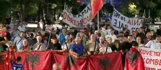 “Qeveri e krimit”/ Protestuesit marshojnë drejt kryeministrisë, thirrje në kor: Ju erdhi fundi